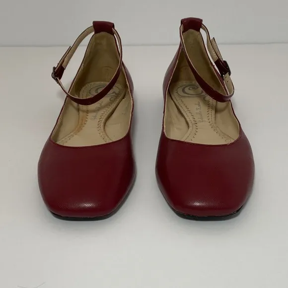 NEW Women's Leather Flats Size: 5.5