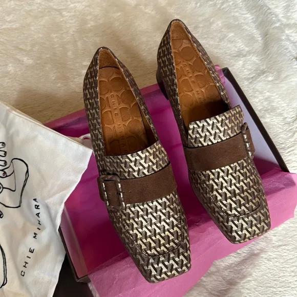 nib Chie Mihara ‘Reva’ Brown Suede Graphic Buckle Low Heel Loafers size 9