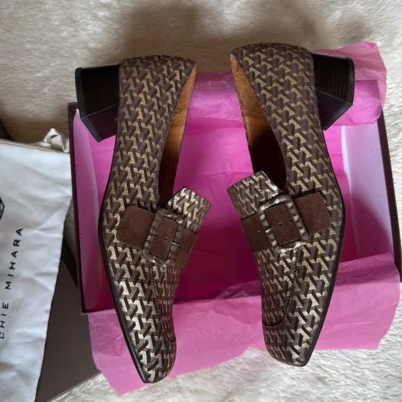 nib Chie Mihara ‘Reva’ Brown Suede Graphic Buckle Low Heel Loafers size 9