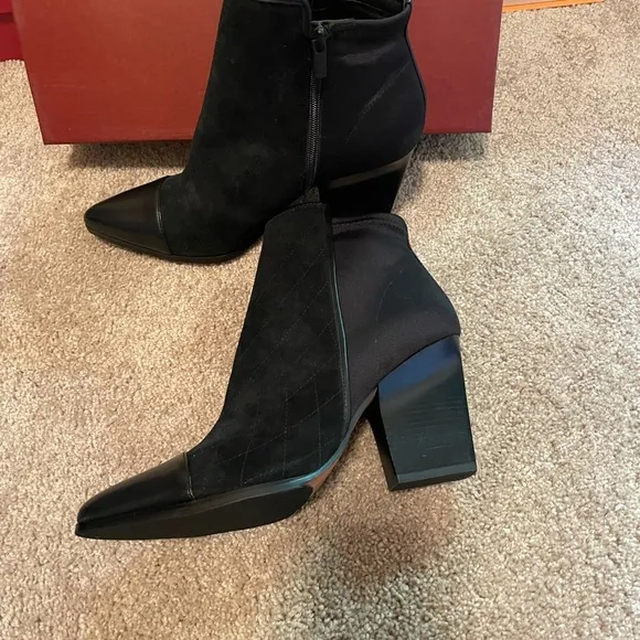 NIB DONALD PLINER BLACK VALDEZ BOOTIE BLACK 10