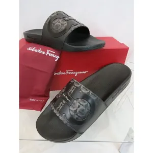 NIB SALVATORE FERRAGAMO GROOVE 6 BLACK RUBBER GANCINI LOGO SANDALS SLIDES 9 M