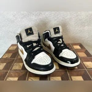 Nike Air Jordan Retro 1 Mid Sneakers  12C Black Metallic Gold BQ6932-007