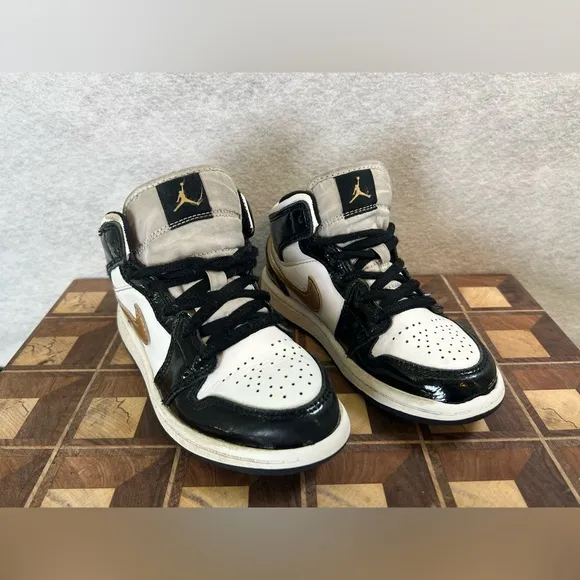 Nike Air Jordan Retro 1 Mid Sneakers  12C Black Metallic Gold BQ6932-007