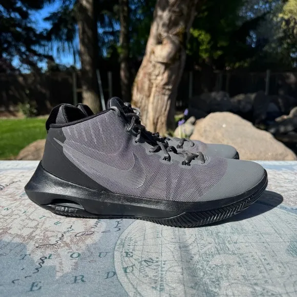 Nike Air Versatile Basketball Sneakers Shoes Men 10.5 Gray 852433-002 Athleisure