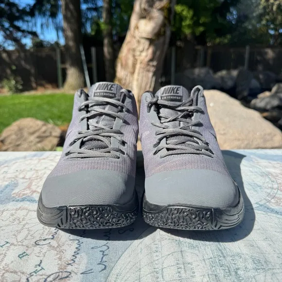 Nike Air Versatile Basketball Sneakers Shoes Men 10.5 Gray 852433-002 Athleisure