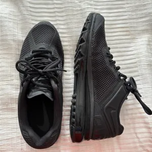 Nike AirMax Black Sneakers with Mesh Upper and Durable Sole