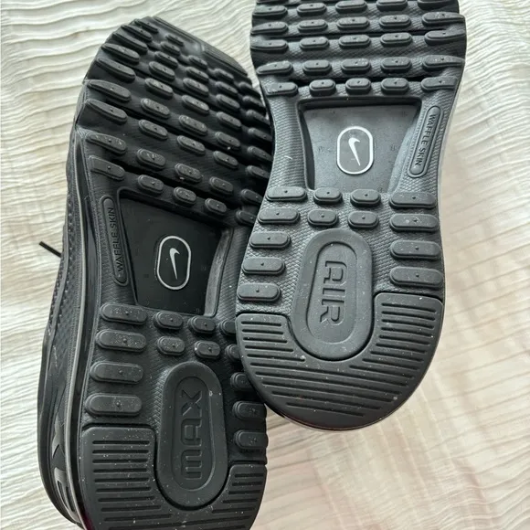 Nike AirMax Black Sneakers with Mesh Upper and Durable Sole