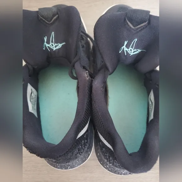 Nike Kyrie Irving Black Ice Mid-Top Basketball Sneakers Kids Youth Size 6Y