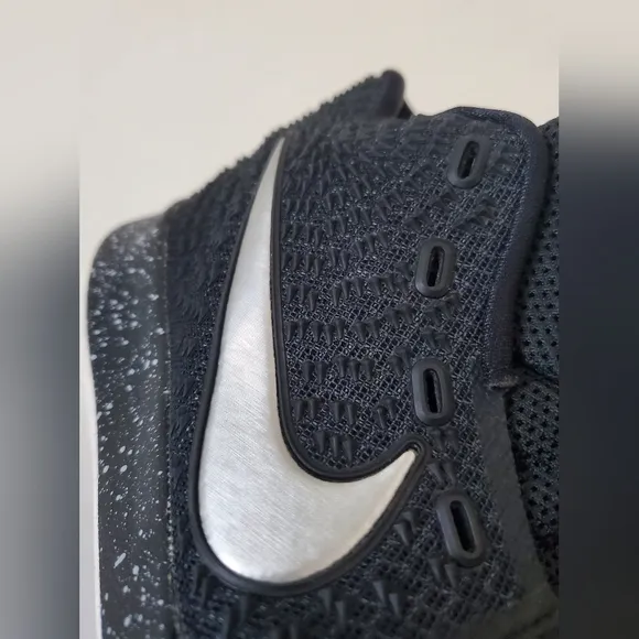 Nike Kyrie Irving Black Ice Mid-Top Basketball Sneakers Kids Youth Size 6Y