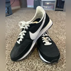 Nike Men's Waffle Trainer Black and White Sneakers sz 7