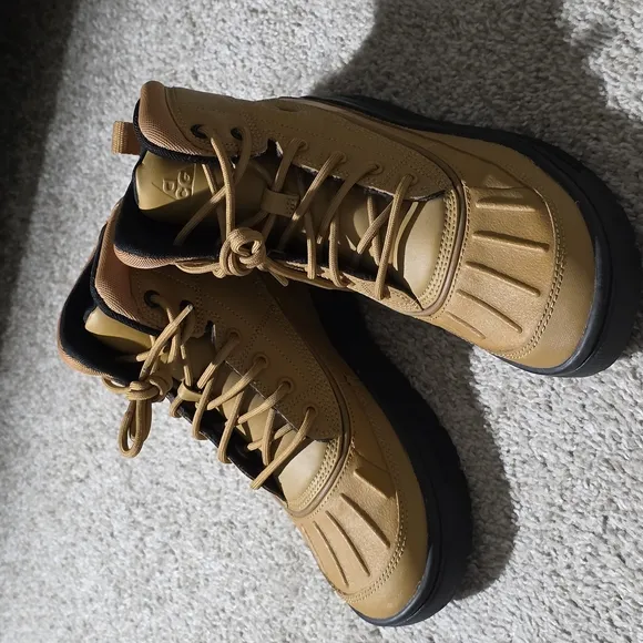 Nike Tan and Black Duck Boots Weather-Resistant