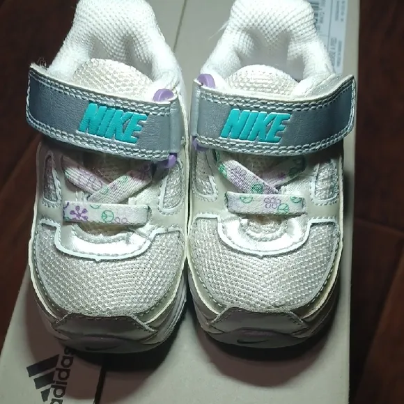 Nike Vintage 09' White and Gray Sneakers with Velcro Closure