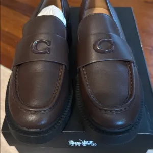 NWB Coach Women’s Leah Loafer. 8.5 B maple color