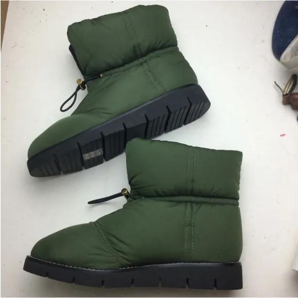 NWOB J Crew Elsa Quilted Puffed Toggle PrimaLoft Green Winter Boots Size 8