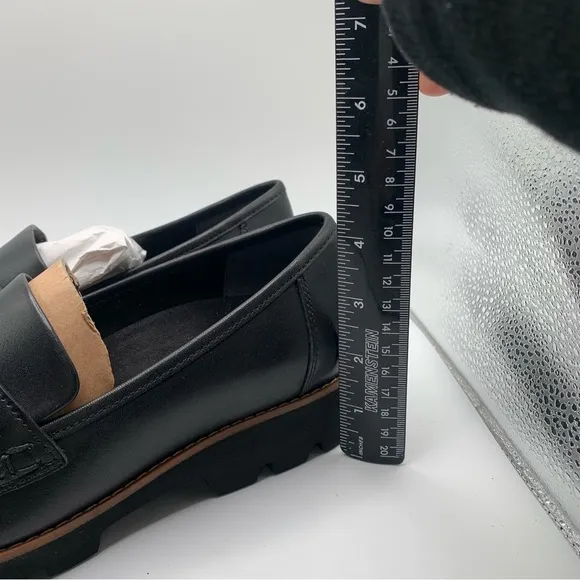 NWOB Vionic Cheryl II Women's black loafers leather size 8 slip on comfort 2418