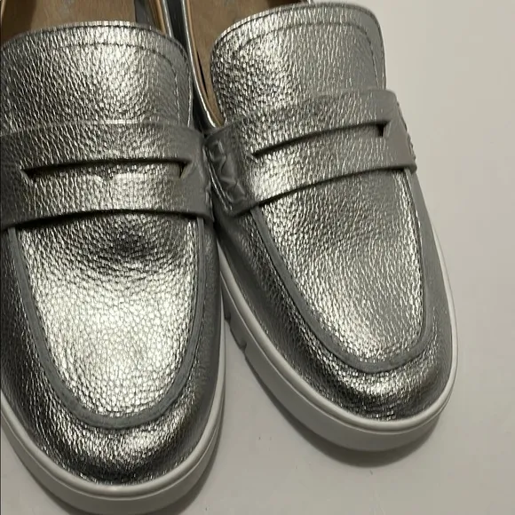 NWOB VIONIC SILVER UPTOWN WOMEN LOAFERS SZ 10M