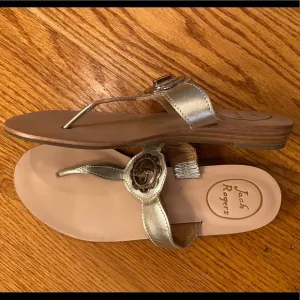 NWOT Jack Rogers Slides, Platinum