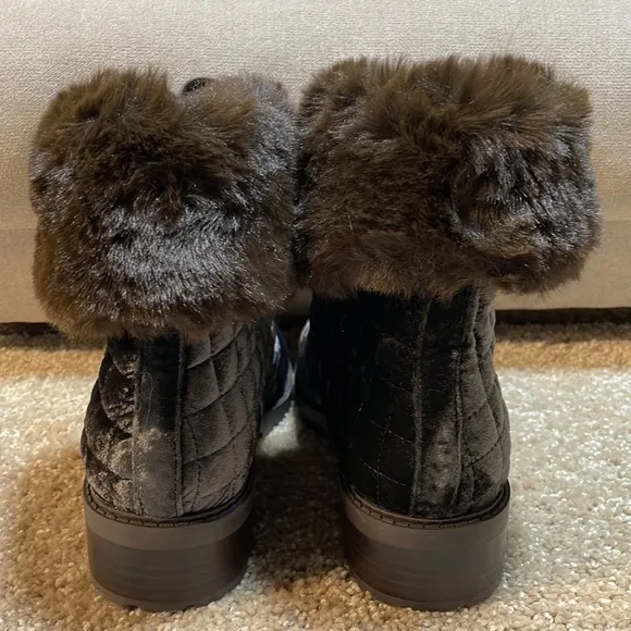 NWT (7.5) Isaac Mizrahi brown fur ankle boots Leanna BM new suede quilted laceup