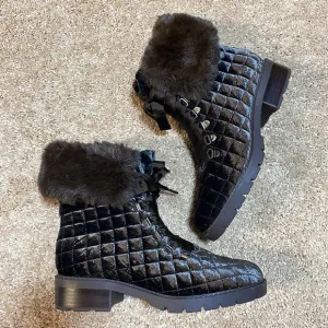 NWT (7.5) Isaac Mizrahi brown fur ankle boots Leanna BM new suede quilted laceup