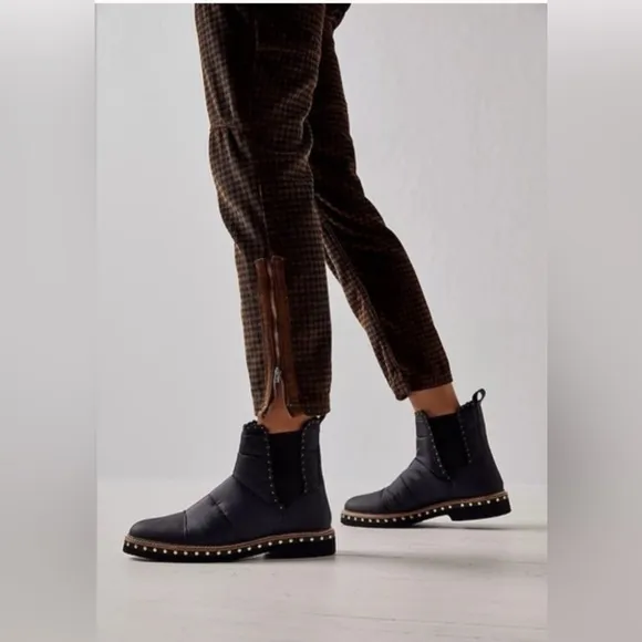 NWT Free People Atlas Puffer Chelsea Boots, Leather, Pull On, Size 40/9.5, Black