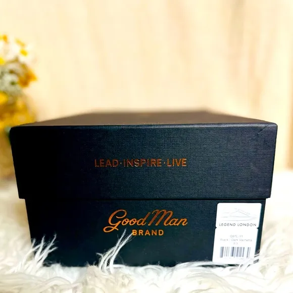 NWT London Legend Men’s sleek black leather sneaker with brown rose gold accent