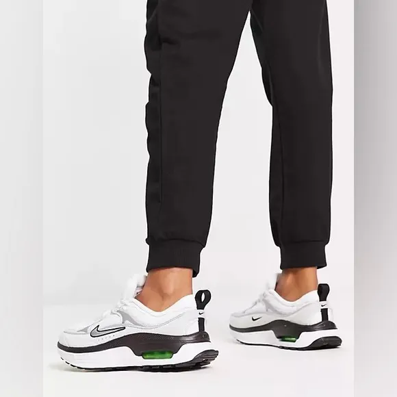 NWT Nike Air Max Bliss sneakers in white and silver