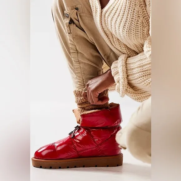 NWT Polar Pillow Boots