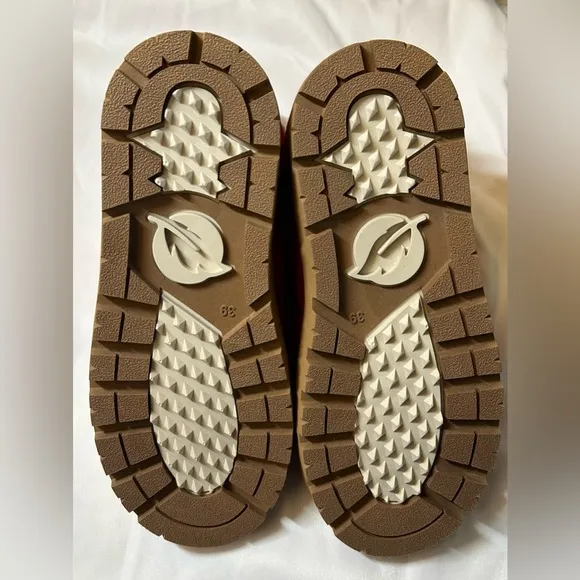 NWT Polar Pillow Boots
