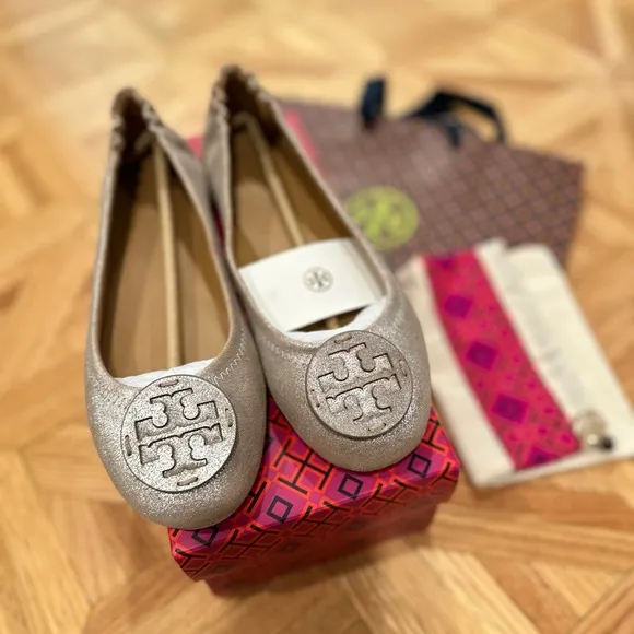 NWT Tory Burch Metallic Suede Travel Flats