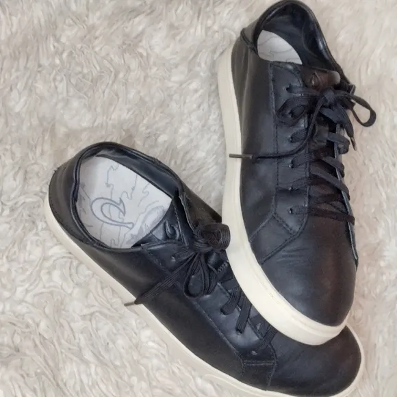 OluKai Kahu Pahaha Leather Sneakers Size 8