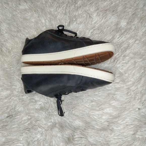 OluKai Kahu Pahaha Leather Sneakers Size 8