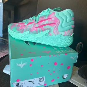 Puma Green and Pink Sneakers Dynamic Design