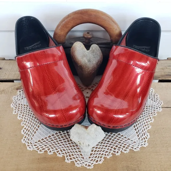 RED Dansko Pro Clogs Patent Leather Shiny Glossy Bright Festive Boho 6.5-7