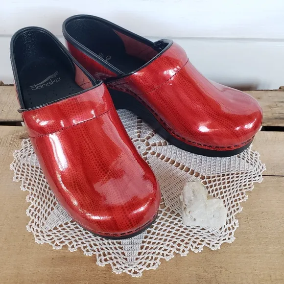 RED Dansko Pro Clogs Patent Leather Shiny Glossy Bright Festive Boho 6.5-7