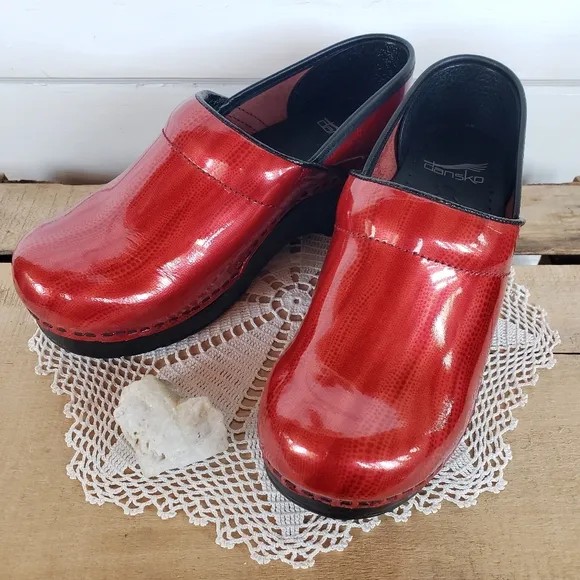 RED Dansko Pro Clogs Patent Leather Shiny Glossy Bright Festive Boho 6.5-7