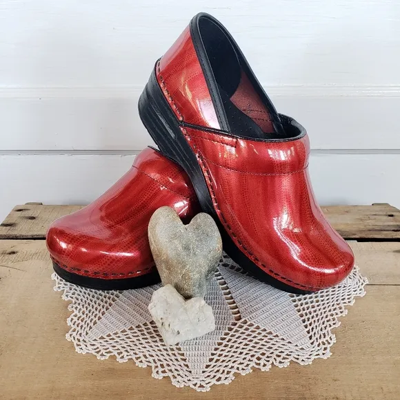 RED Dansko Pro Clogs Patent Leather Shiny Glossy Bright Festive Boho 6.5-7