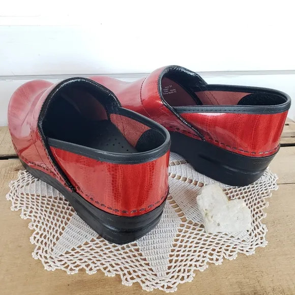 RED Dansko Pro Clogs Patent Leather Shiny Glossy Bright Festive Boho 6.5-7