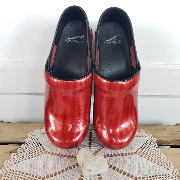 RED Dansko Pro Clogs Patent Leather Shiny Glossy Bright Festive Boho 6.5-7