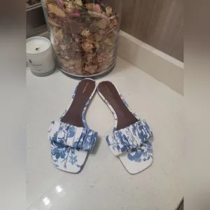 Reformation Marcella Blue Floral Ruched Flat Slides Sandals Size 9 New