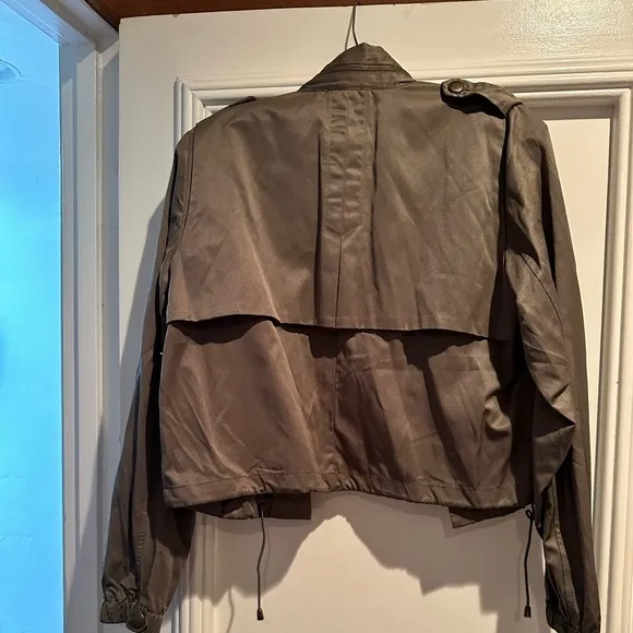 ROMEO &amp; JULIET COUTURE cropped army jacket olive top blogger favorite fashion