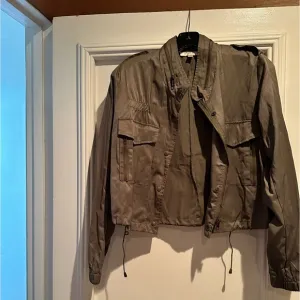 ROMEO &amp; JULIET COUTURE cropped army jacket olive top blogger favorite fashion
