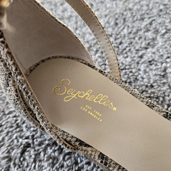 Seychelles What A Girl Wants Flat Snakeskin Texture NEW size 8.5