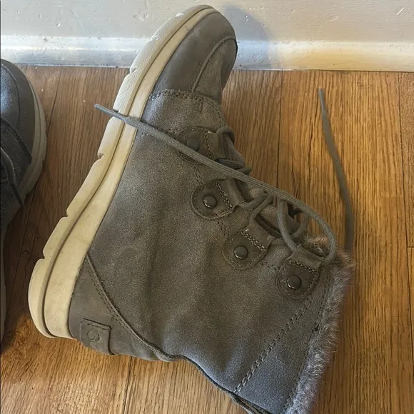 Sorel Gray Winter Boots with Fur Lining and Lace-Up Design Joan Explorer