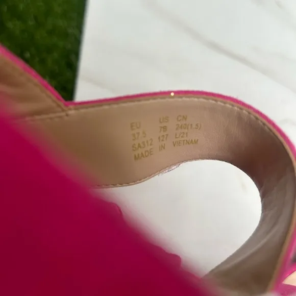STUART WEITZMANBandeau Block Heel Barbie Pink suede Leather size 7