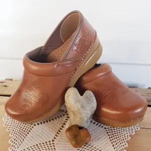 Tan Dansko Pro Honey Embossed Clog Cottage Tooled Floral Leaf Coastal 36 37 40