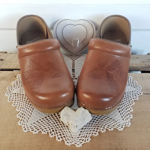 Tan Dansko Pro Honey Embossed Clog Cottage Tooled Floral Leaf Coastal 36 37 40