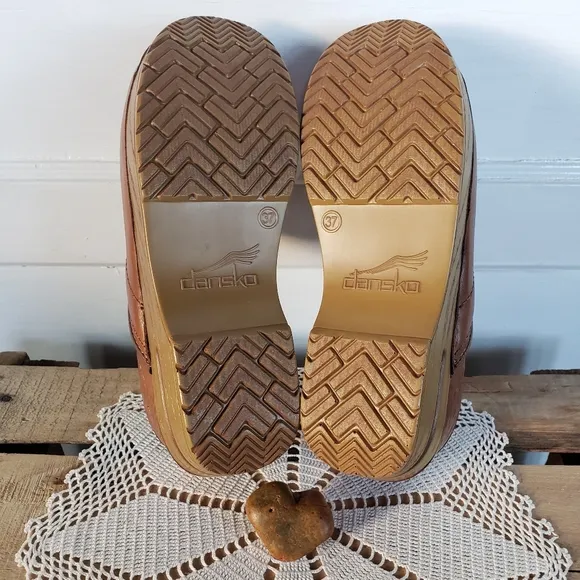 Tan Dansko Pro Honey Embossed Clog Cottage Tooled Floral Leaf Coastal 36 37 40