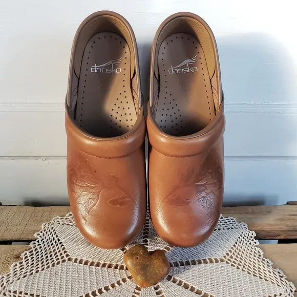 Tan Dansko Pro Honey Embossed Clog Cottage Tooled Floral Leaf Coastal 36 37 40