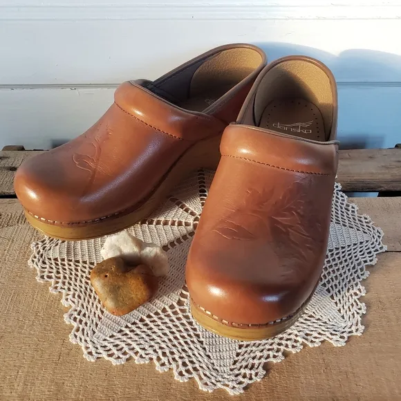 Tan Dansko Pro Honey Embossed Clog Cottage Tooled Floral Leaf Coastal 36 37 40
