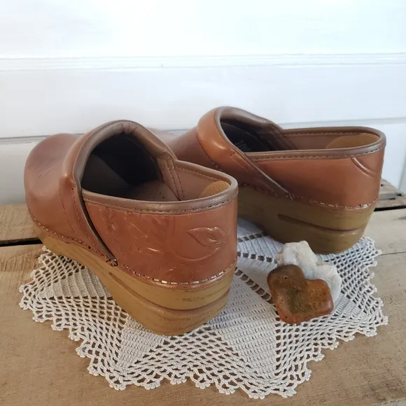Tan Dansko Pro Honey Embossed Clog Cottage Tooled Floral Leaf Coastal 36 37 40